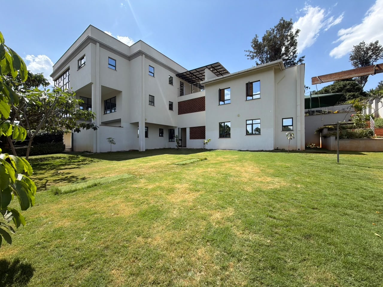 5-Bedroom House + 2 DSQs To Let in Thigiri